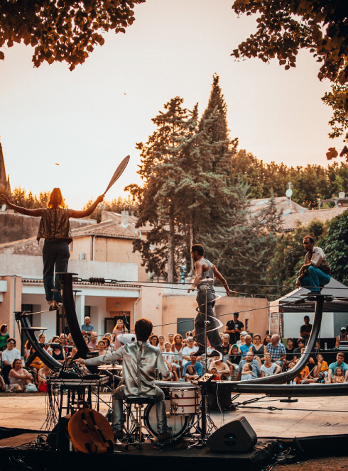 Tournée Mosaïque : Spectacle de rue acrobatique en fin de journée