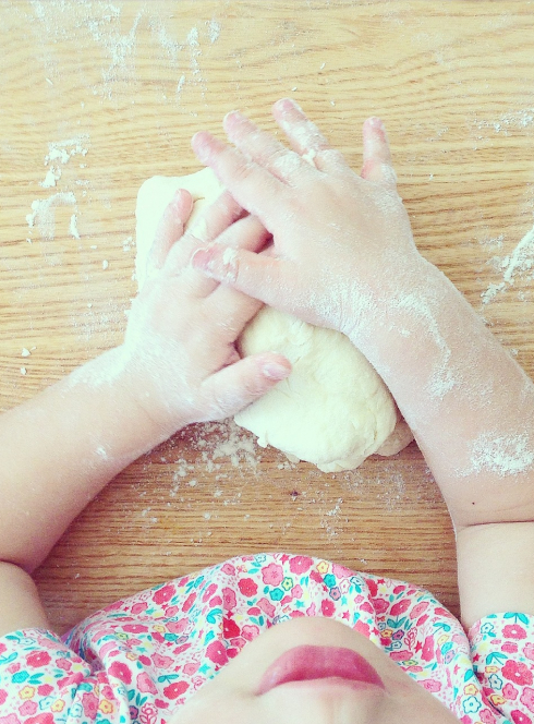 Petite fille qui cuisine
