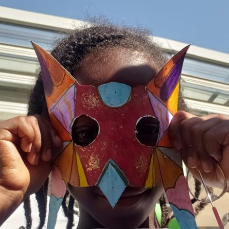 Rumeurs urbaines : enfant avec un masque