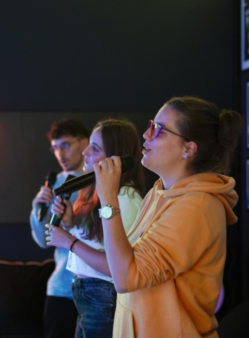 I-WAY : Des jeunes chantent dans l'espace karaoké