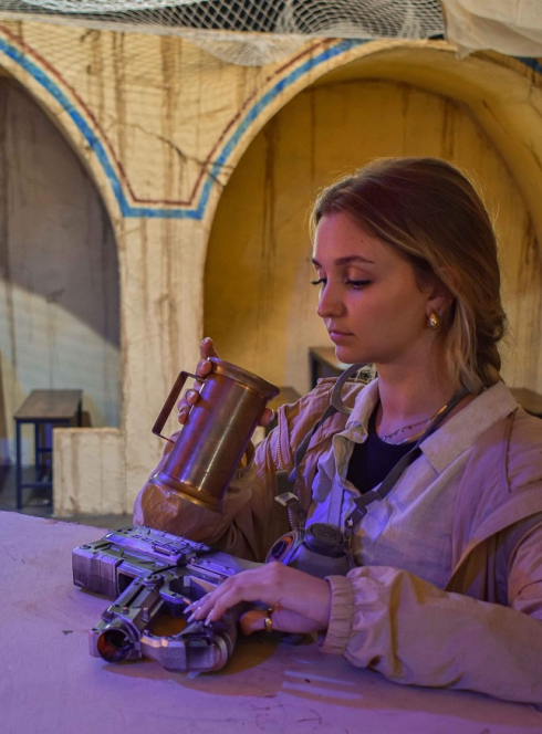 Hominum Games Nice : Une jeune femme participe à un jeu de l'espace de loisirs