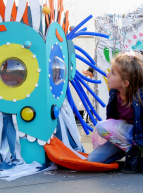 Carnaval des 2 Rives : enfant observe un décor