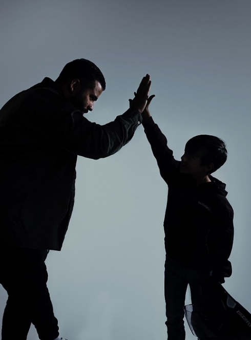 Speed2max Karting : Un homme et un petit garçon se tapent dans la main