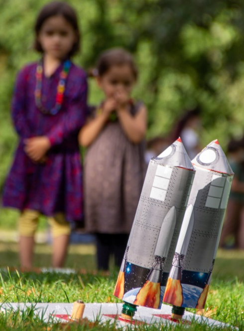 Les Nuits des Étoiles : Des petites filles derrière une fusée en papier: