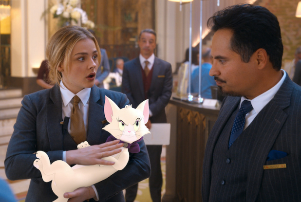 Tom & Jerry, le film : Kayla dans le lobby