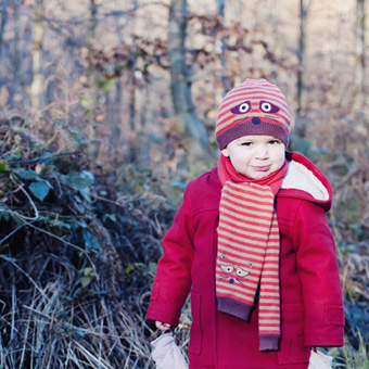 Enfant forêt hiver
