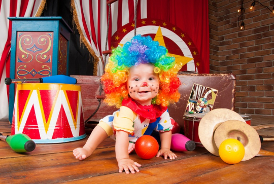 Adobe Stock - bébé déguisé en clown