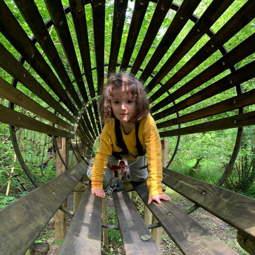 Enfant dans un accrobranche Au Fil du Ciron