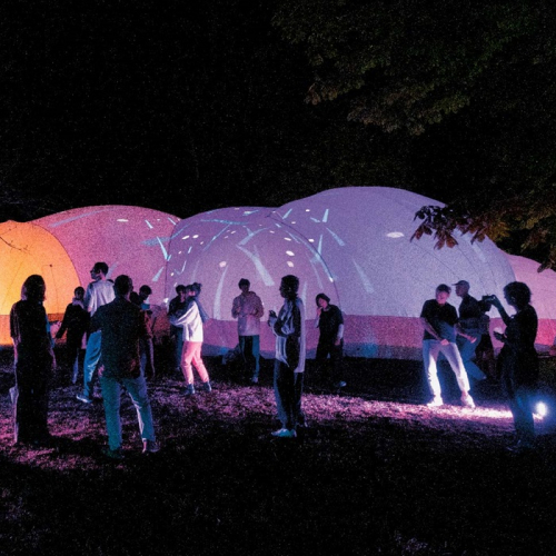 L'œuvre itinérante de l'Unité Mobile d'Action Artistique : Installation lumineuse en extérieur qui ressemble à un nuage