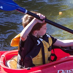 Enfant faisant du kayak