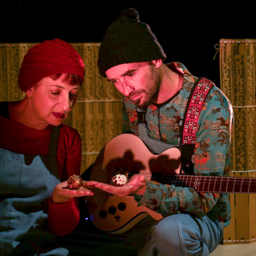 Festival Les Minuscules : Deux artistes tiennent dans leurs mains, de petits coquillages