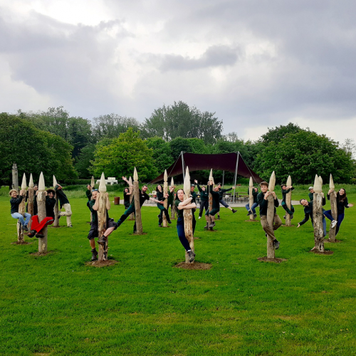 20 ans du jardin Mosaïc : Personnes agrippées aux bougies en bois du parc Mosaïc