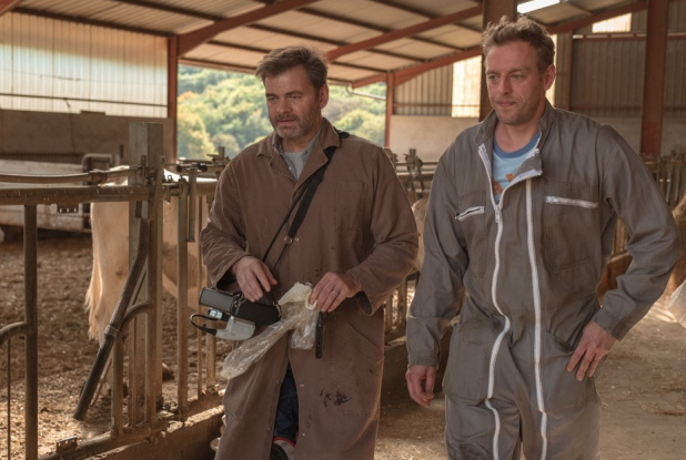 Les Vétos : Clovis Cornillac dans la grange