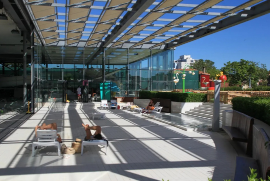 Piscine Tissot : espace extérieur