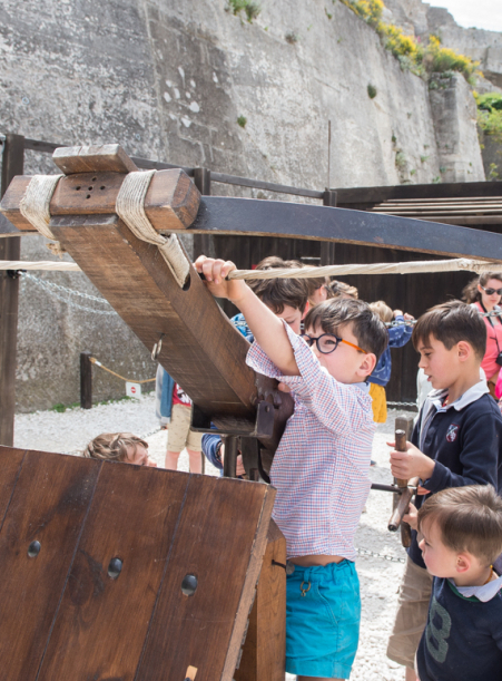 Château des Beaux-de-Provence arbalète enfant