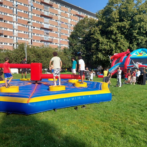 Nos quartiers d'été : Structures gonflables sur laquelle jouent des enfants