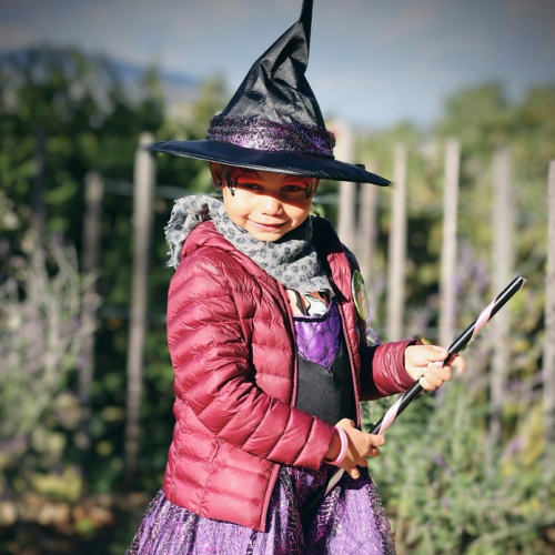 Halloween à France Aventures : Petite fille déguisée en sorcière