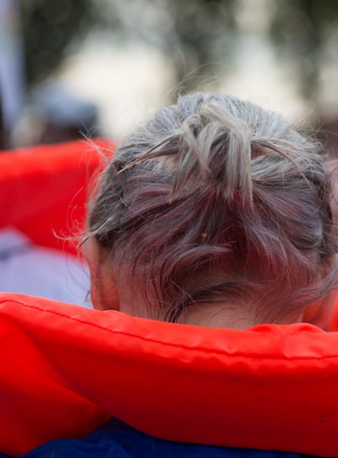 Ensemble face aux risques majeurs : Petite fille avec un gilet de sauvetage
