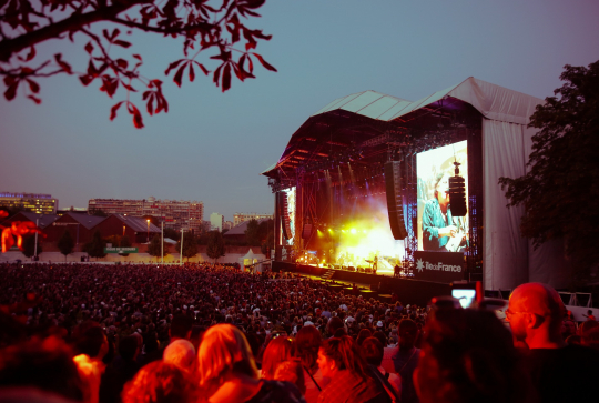 Concert à Rock en Seine à la nuit tombée