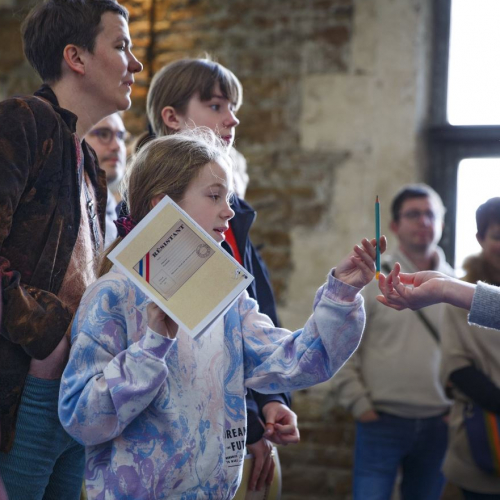 Mini-exposition CHRD Madeleine Riffaud, résitante, petite qui prend un crayon à papier lors d'une visite  guidée