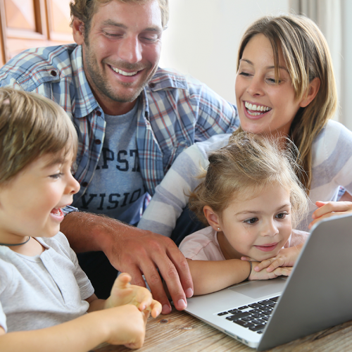 Famille regardant un écran