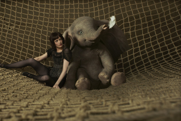 Dumbo, le film - Eva Green et Dumbo dans le filet
