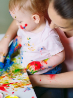 Enfant qui peint avec sa mère