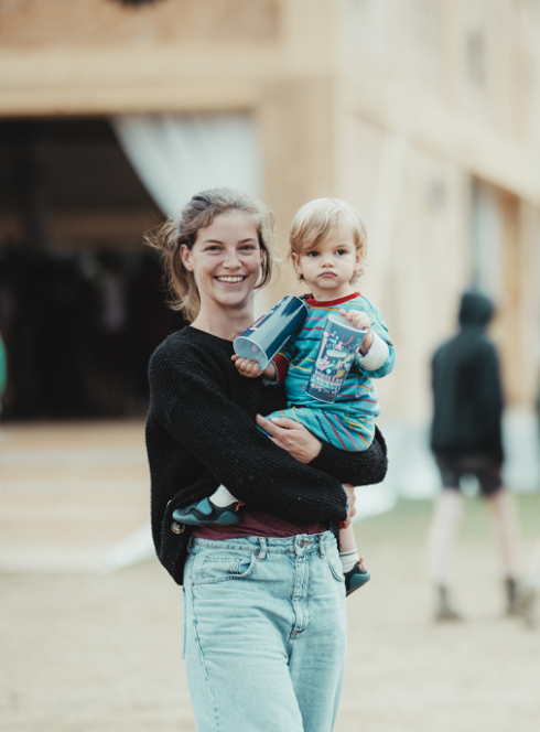 Festival des Vieilles Charrues : un petit garçon dans les bras de sa maman