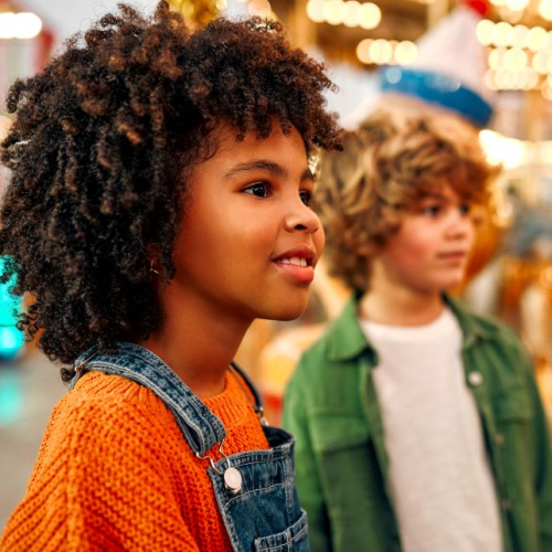 Enfants s'amusant au festival