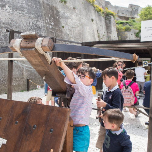 Château des Beaux-de-Provence arbalète enfant