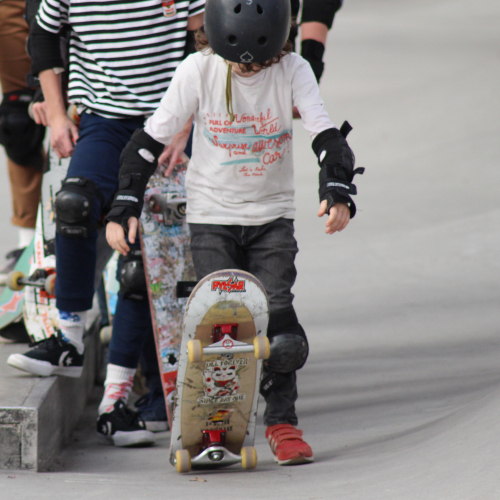 Extra-scolaire : un cours de skateboard pour enfants