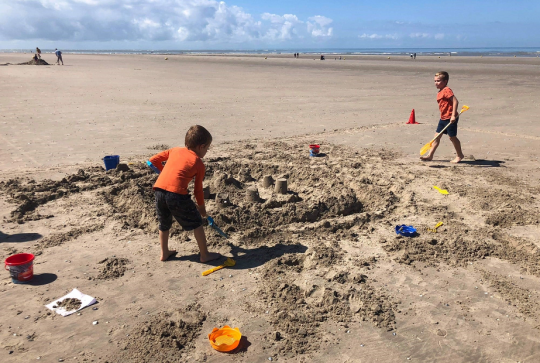 Plage Sainte Cécile : Des enfants construisent un château de sable