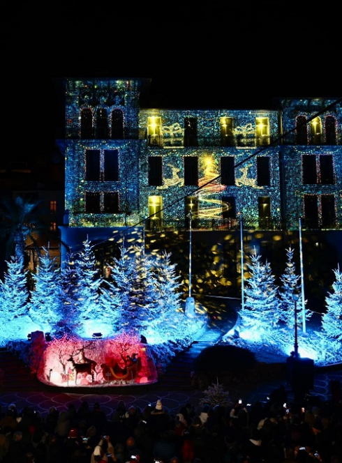 Noël au Cannet : Illuminations sur une bâtisse