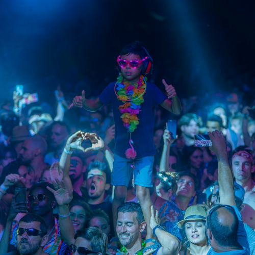 Family Piknik : Un petit garçon debout sur les épaules de son père profite d'un concert électro