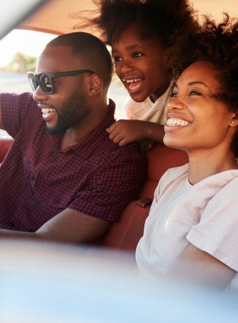 Podcasts à écouter pendant les vacances :  Une famille dans leur voiture au soleil