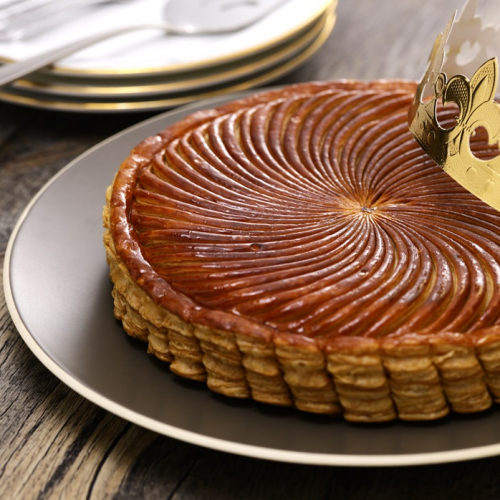 Atelier au Château de Crémat : Galette des rois avec une couronne
