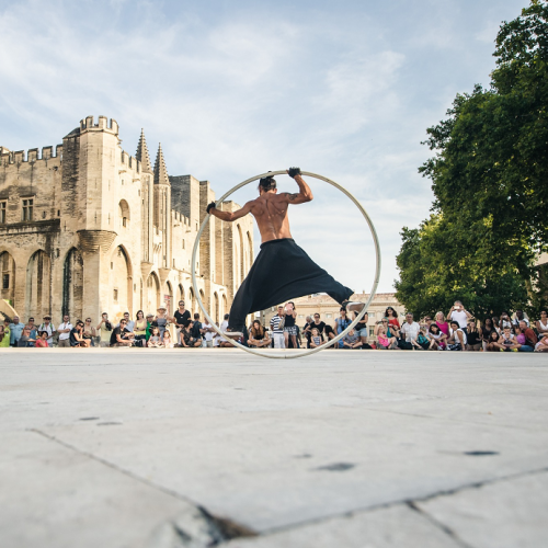 Festival Off Avignon : Une performance de rue sur le parvis du Palais des Papes