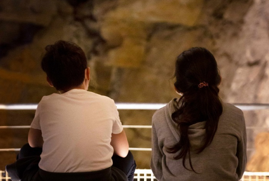 Grottes de la Balme : Deux enfants dans la Grotte