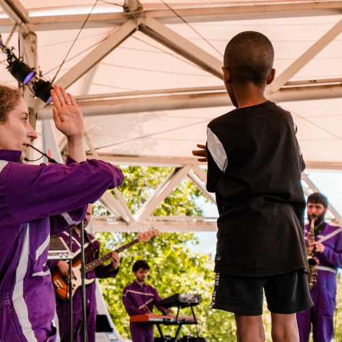 Pestacles : Un petit garçon sur scène avec une troupe en pleine représentation