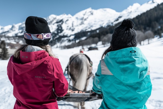 Top des activités neige à tester en famille à la montagne sans skier : ski-joëring Le Clusaz