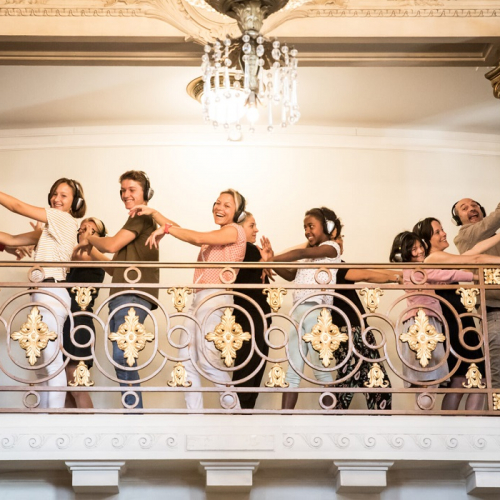 Opera Games : des parents et des enfants avec des casques sur les oreilles à la file indienne dans l'Opéra