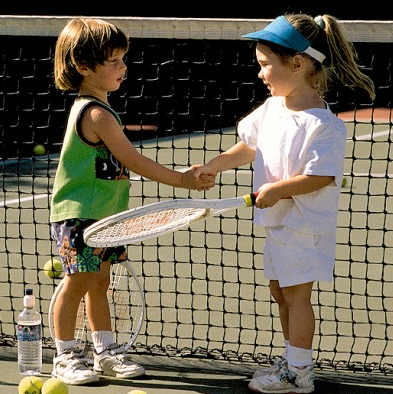 Le tennis pour enfants : un sport individuel à choisir en activité extra-scolaire