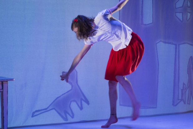 Histoire de Julie qui avait une ombre de garçon : theatre multimedia