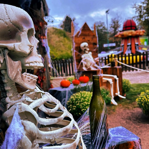 Halloween au Parc des Combes : Décor en squelettes
