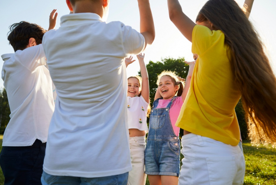 Top des jeux plein-air à organiser avec un groupe d'enfants pour un anniversaire ou une fête de famille : chat japonais