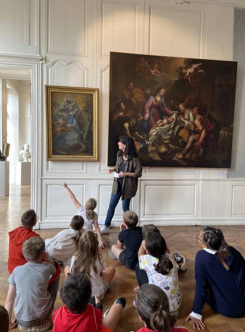 Les vacances au Musée Mandet de Riom : Des enfants écoutent une médiatrice devant des tableaux
