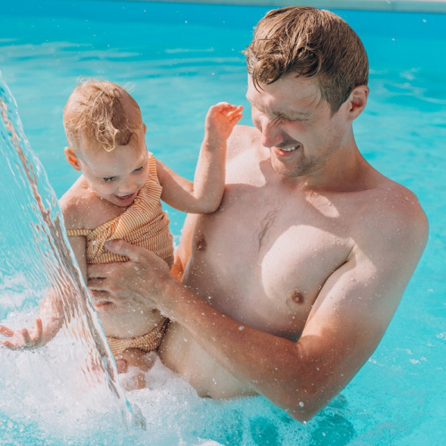 Top des piscines et des parcs aquatiques près de Nice : Un bébé et son père profitent d'une piscine