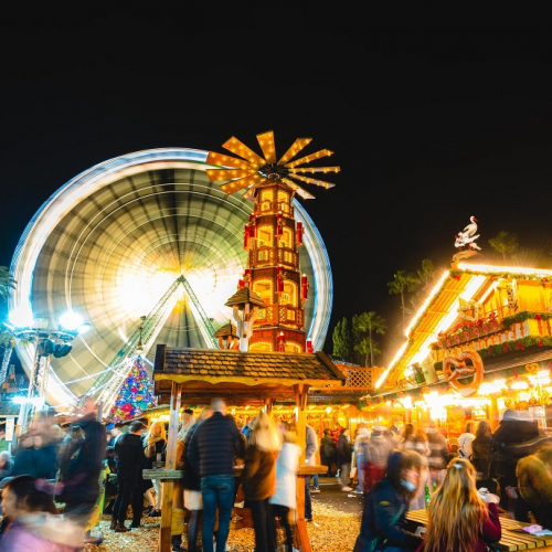 Noël à Nice et sur la Côte d'Azur : Marché de Noël de Nice la nuit avec ses chalets et sa grande roue