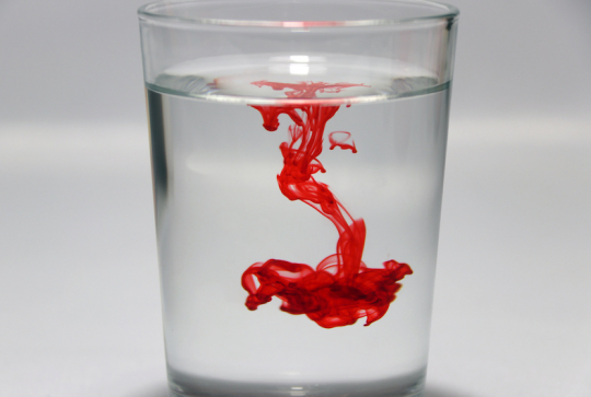 Expériences scientifiques avec de l'eau pour les enfants : activités à la maison - Volcan