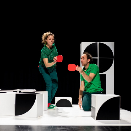 Week-end Tribu à la Comédie de Clermont : Deux artistes jouent à un jeu de construction sur scène